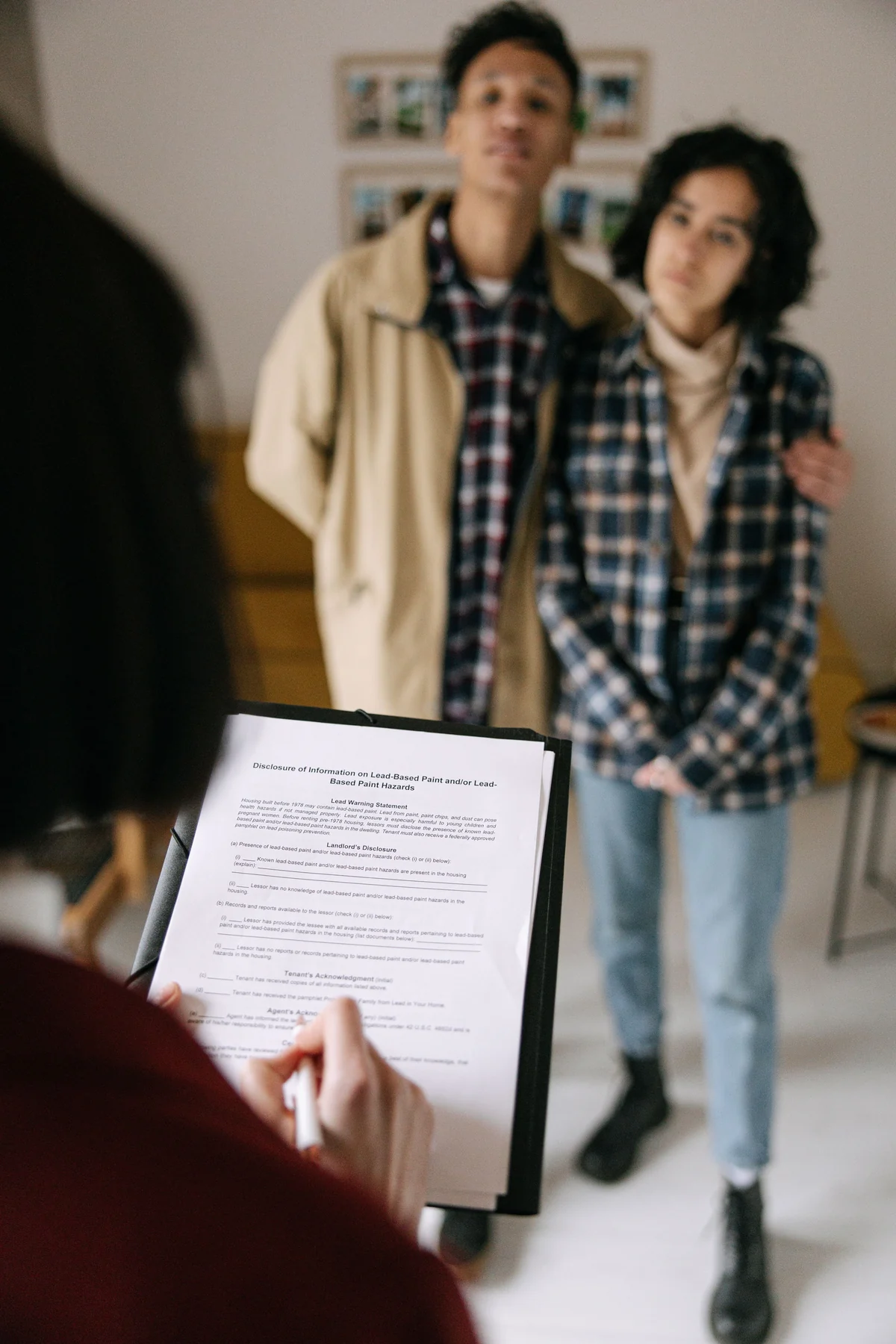 Conversa sobre documentos de uma compra imobiliária, fotografia ilustrativa de Ivan S